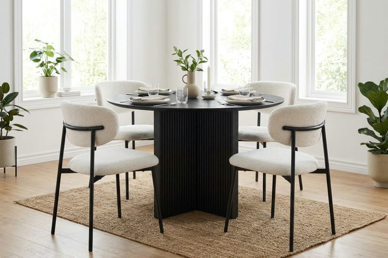 Edda Matgrupp runt 110 cm Svart med 4 Lucy Matstolar - Svart - Möbler - Matplats - Matgrupp & matbord med stolar