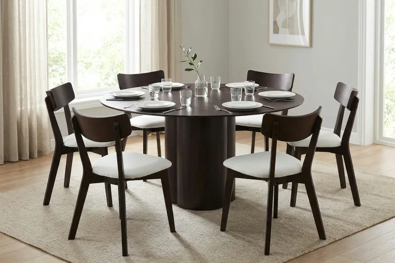 Juno Matgrupp 150 cm runt i Rökt Ek med 6 Amelia Matstolar med Dyna - Rökt Ek/Beige - Möbler - Matplats - Matgrupp & matbord med stolar