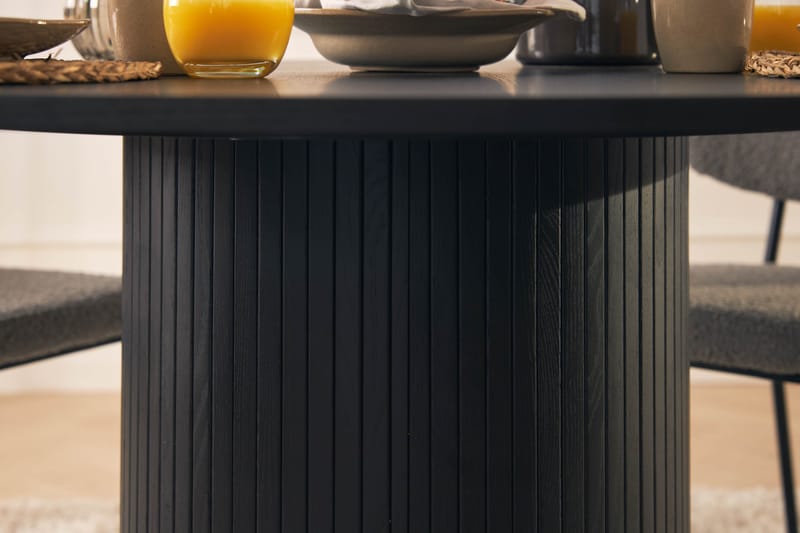 Kopparbo Matbord Runt 130 cm Svart + 4st Gemmiano Matstol - Möbler - Matplats - Matgrupp & matbord med stolar