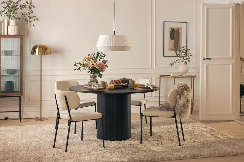 Kopparbo Matbord Runt 130 cm Svart + 4st Gemmiano Matstol - Möbler - Matplats - Matgrupp & matbord med stolar