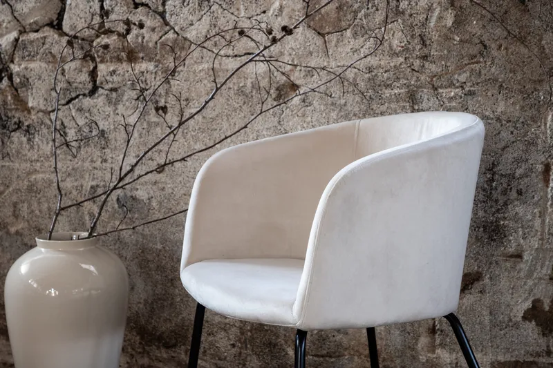 Berit Karmstol Sammet med Armstöd - Vit med svarta ben - Möbler - Matplats - Matstol & köksstol