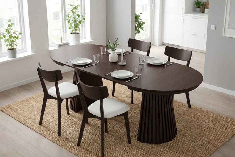 Peyra Matgrupp Förlängningsbart runt 120-220 cm i Rökt Ek med 4 Amelia Matstolar med Dyna - Rökt Ek/Beige - Möbler - Matplats - Matgrupp & matbord med stolar