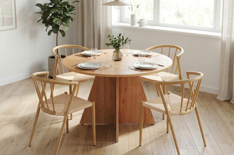 Vera Matgrupp runt 110 cm Ek med 4 Winston Matstolar - Ek - Möbler - Matplats - Matgrupp & matbord med stolar