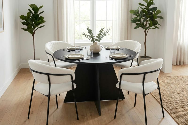 Vera Matgrupp runt 110 cm Svart med 4 Karol Matstolar - Svart - Möbler - Matplats - Matgrupp & matbord med stolar