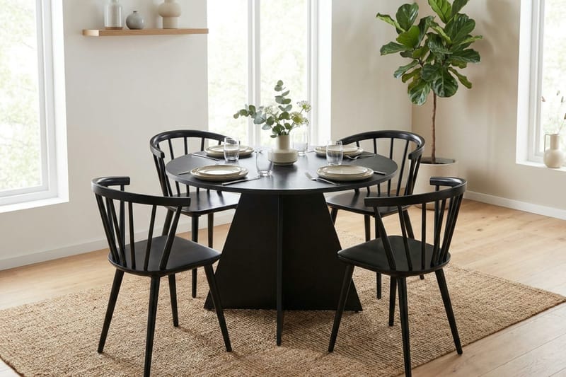 Vera Matgrupp runt 110 cm Svart med 4 Tyrö Matstolar - Svart - Möbler - Matplats - Matgrupp & matbord med stolar