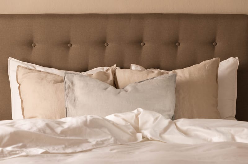 Scarlett Sängpaket 90x200 Skummadrass - Knappad gavel Brun - Möbler - Sovrum - Sängar - Kontinentalsängar