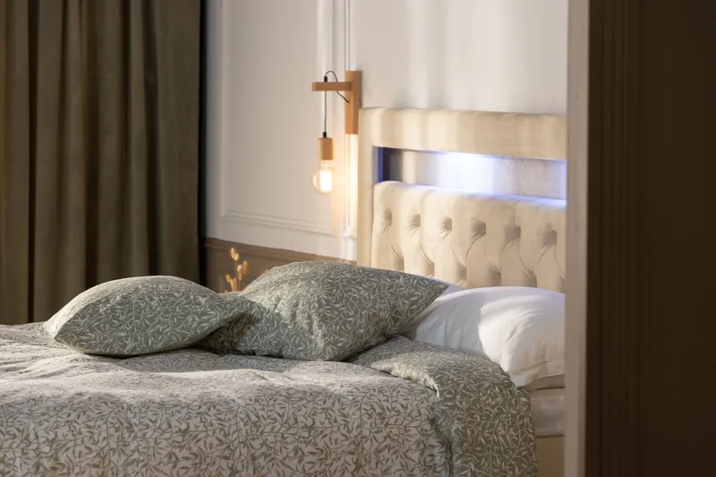 Alessia Komplett Sängpaket med Förvaring LED-belysning 180x200 cm - Beige - Möbler - Sovrum - Sängar - Sängar med förvaring