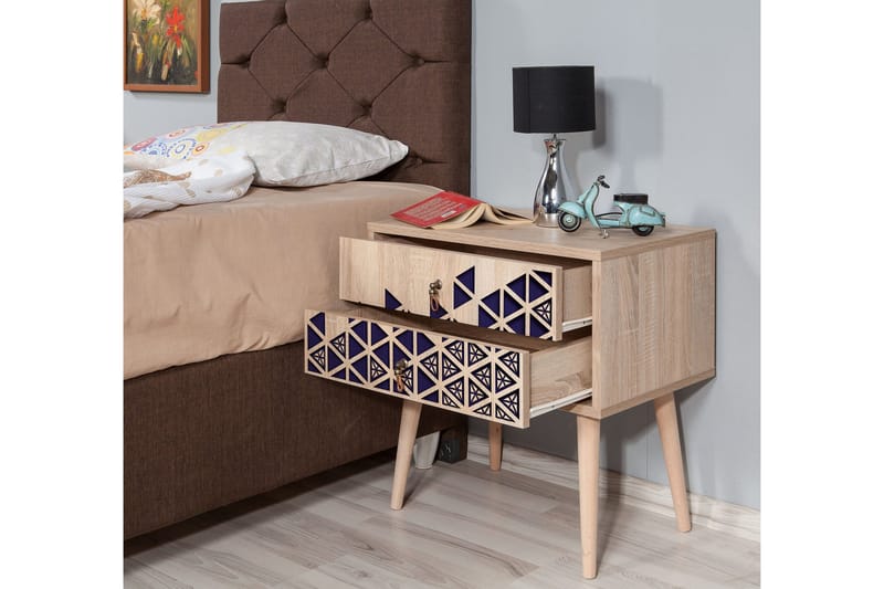 Brokind Sängbord 60 cm med Förvaring 2 Lådor Trianglar - Natur/Blå - Möbler - Sovrum - Sängbord