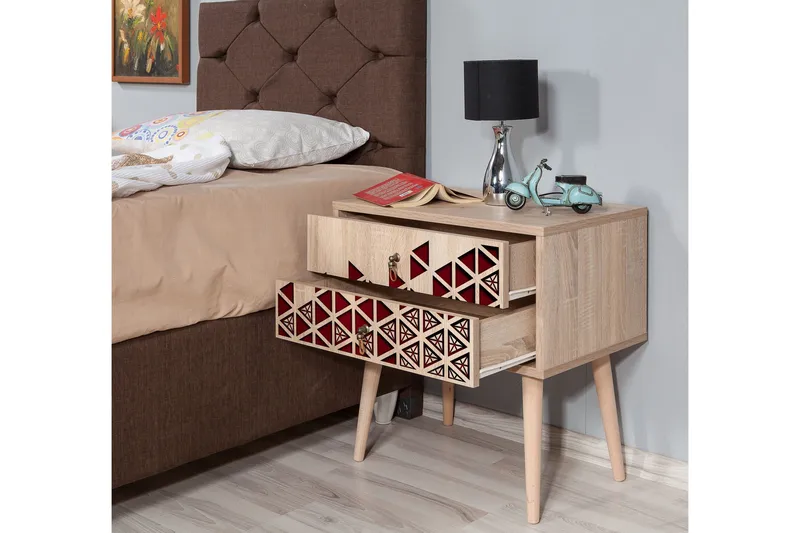 Brokind Sängbord 60 cm med Förvaring 2 Lådor Trianglar - Natur/Röd - Möbler - Sovrum - Sängbord