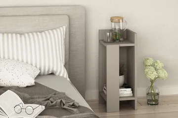 Decorta Sängbord 27 cm med Förvaring Hyllor + Luckor Höger - Brun - Möbler - Sovrum - Sängbord