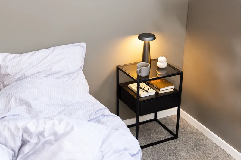 Sakila Sängbord 35 cm i Glas med Valnötsutseende, Förvaring med Låda - Svart - Möbler - Sovrum - Sängbord