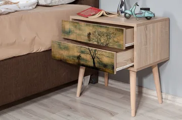Vellavie Sängbord 60 cm med Förvaring 2 Lådor Trädsilhuett - Brun/Grön - Möbler - Sovrum - Sängbord