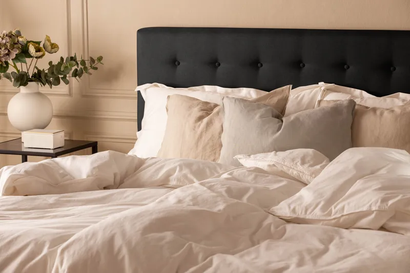 Scarlett Djuphäftad gavel 180 - Svart - Möbler - Sovrum - Sänggavlar
