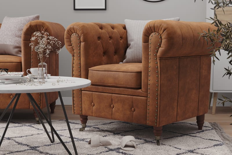 CHESTERFIELD DELUXE Fåtölj+Fotpall Vintage Cognac - Möbler - Vardagsrum - Fåtöljer - Chesterfield fåtölj