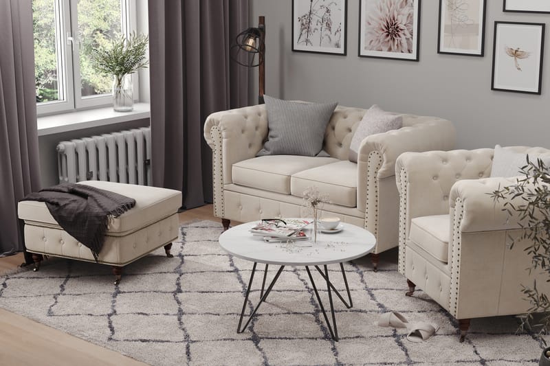 CHESTERFIELD DELUXE Fåtölj+Fotpall Sammet Beige - Möbler - Vardagsrum - Fåtöljer - Sammetsfåtölj
