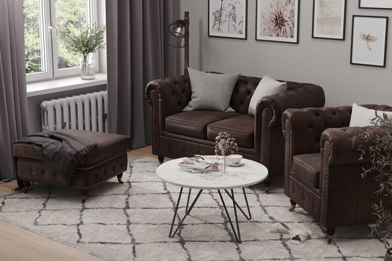 CHESTERFIELD LUX Soffgrupp 2-sits+Fåtölj+Fotpall - Möbler - Vardagsrum - Soffgrupper - Howard soffgrupp