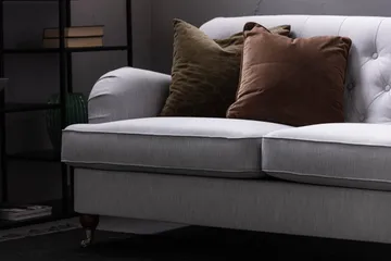 Howard Riviera Soffgrupp 2-sits + 3-sits Soffa + Fåtölj + Fotpall i Tyg - Grå - Möbler - Vardagsrum - Soffgrupper - Howard soffgrupp