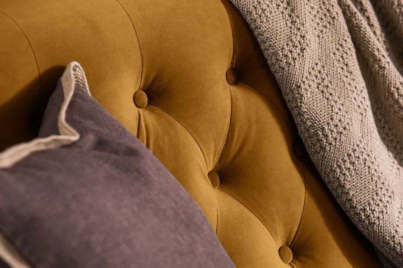 Howard Riviera Soffgrupp 3-sits + 2-sits Soffa + Fåtölj + Fotpall i Sammet - Mörkgul - Möbler - Vardagsrum - Soffgrupper - Howard soffgrupp