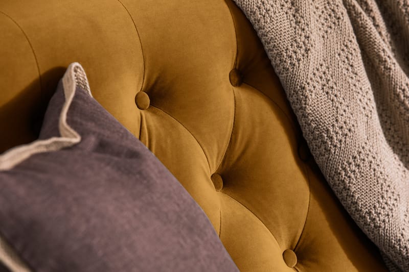 Howard Riviera Soffgrupp 3-sits + 2-sits Soffa + Fåtölj + Fotpall i Sammet - Mörkgul - Möbler - Vardagsrum - Soffgrupper - Howard soffgrupp