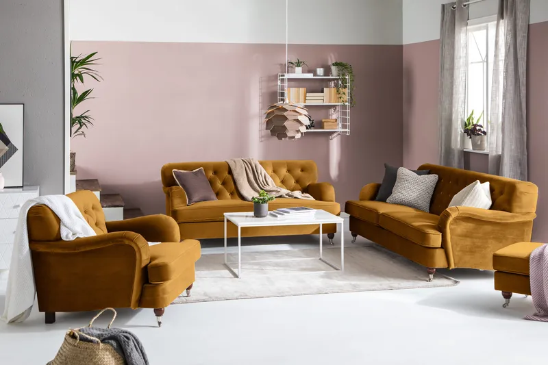 Howard Riviera Soffgrupp 3-sits + 2-sits Soffa + Fåtölj + Fotpall i Sammet - Mörkgul - Möbler - Vardagsrum - Soffgrupper - Howard soffgrupp