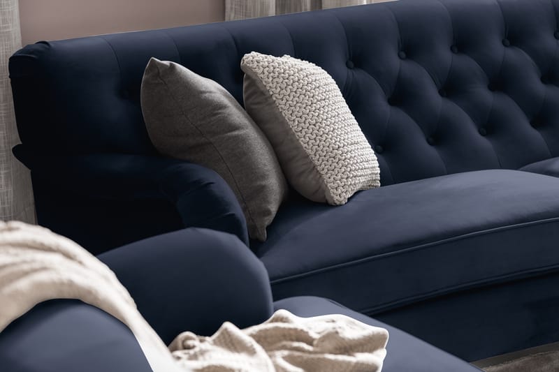 Howard Riviera Soffgrupp Svängd 3-sits + 2-sits Soffa + Fåtölj + Fotpall i Sammet - Blå - Möbler - Vardagsrum - Soffgrupper - Howard soffgrupp