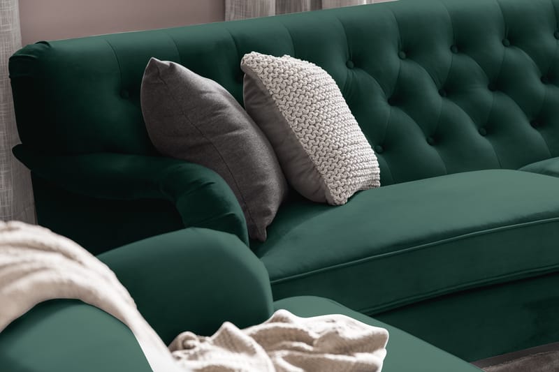 Howard Riviera Soffgrupp Svängd 3-sits + 2-sits Soffa + Fåtölj + Fotpall i Sammet - Grön - Möbler - Vardagsrum - Soffgrupper - Howard soffgrupp