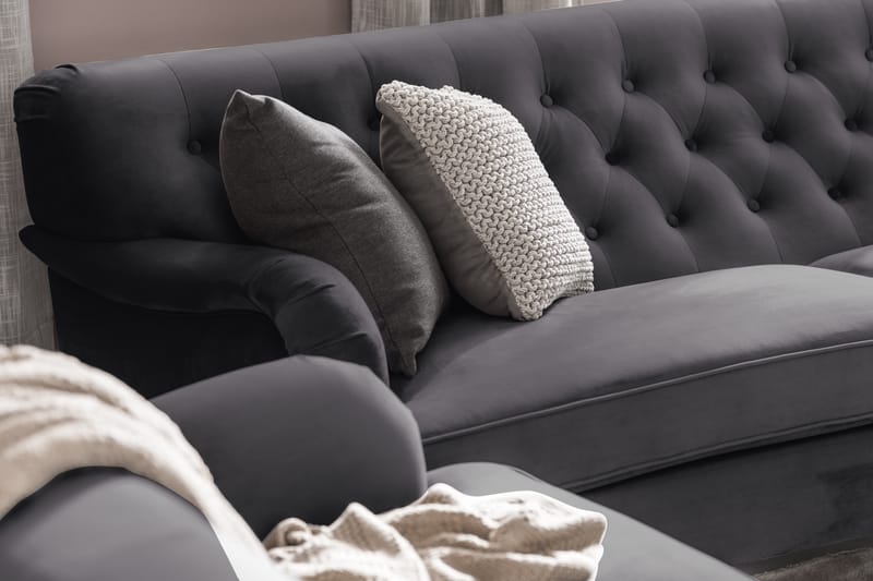 Howard Riviera Soffgrupp Svängd 3-sits + 2-sits Soffa + Fåtölj + Fotpall i Sammet - Mörkgrå - Möbler - Vardagsrum - Soffgrupper - Howard soffgrupp