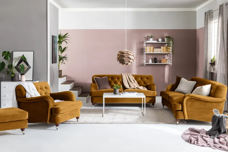 Howard Riviera Soffgrupp Svängd 3-sits + 2-sits Soffa + Fåtölj + Fotpall i Sammet - Mörkgul - Möbler - Vardagsrum - Soffgrupper - Howard soffgrupp