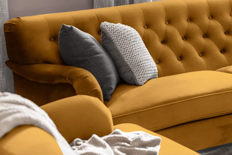 Howard Riviera Soffgrupp Svängd 3-sits + 2-sits Soffa + Fåtölj + Fotpall i Sammet - Mörkgul - Möbler - Vardagsrum - Soffgrupper - Howard soffgrupp