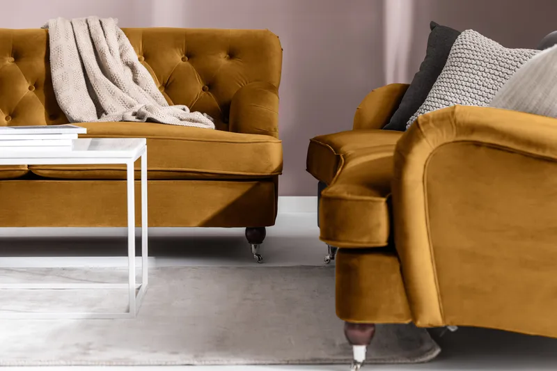 Howard Riviera Soffgrupp Svängd 3-sits + 2-sits Soffa + Fåtölj + Fotpall i Sammet - Mörkgul - Möbler - Vardagsrum - Soffgrupper - Howard soffgrupp