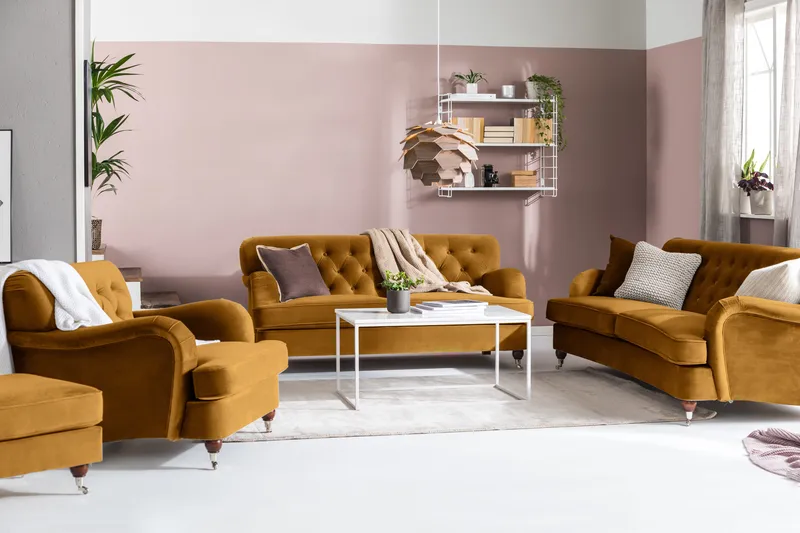 Howard Riviera Soffgrupp Svängd 3-sits + 2-sits Soffa + Fåtölj + Fotpall i Sammet - Mörkgul - Möbler - Vardagsrum - Soffgrupper - Howard soffgrupp