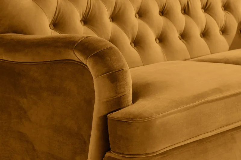 Howard Riviera Soffgrupp Svängd 3-sits + 2-sits Soffa + Fåtölj + Fotpall i Sammet - Mörkgul - Möbler - Vardagsrum - Soffgrupper - Howard soffgrupp