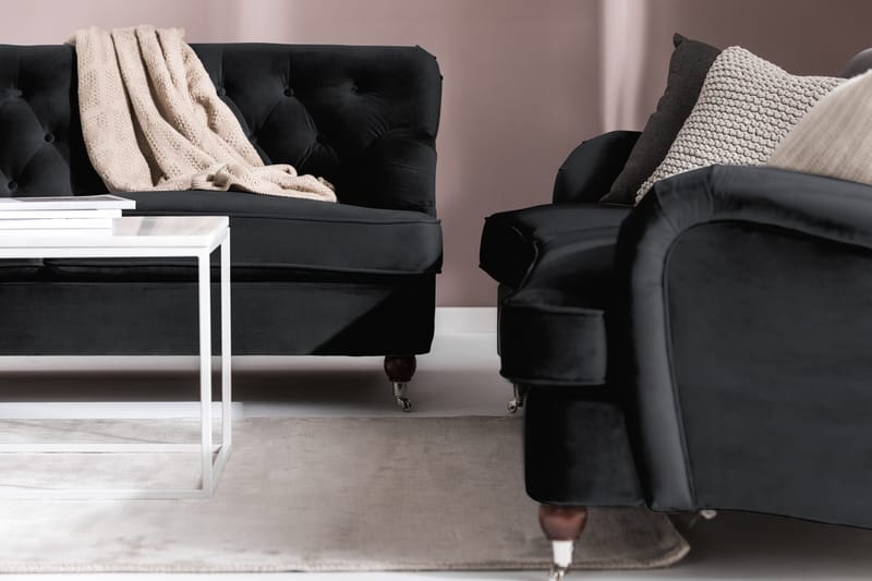 Howard Riviera Soffgrupp Svängd 3-sits + 2-sits Soffa + Fåtölj + Fotpall i Sammet - Svart - Möbler - Vardagsrum - Soffgrupper - Howard soffgrupp