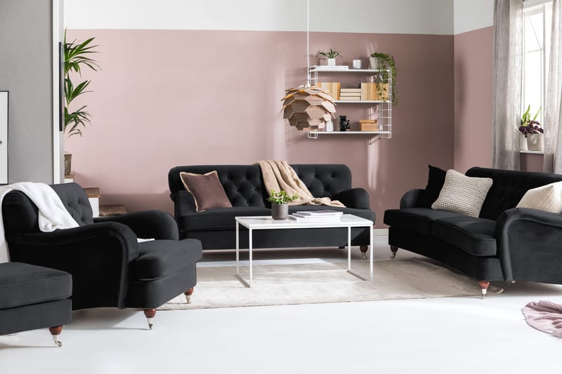 Howard Riviera Soffgrupp Svängd 3-sits + 2-sits Soffa + Fåtölj + Fotpall i Sammet - Svart - Möbler - Vardagsrum - Soffgrupper - Howard soffgrupp