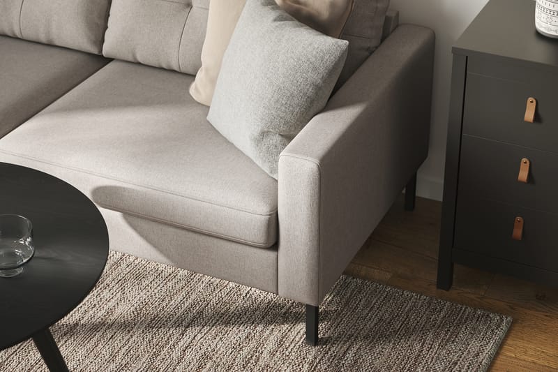 Frillestad 4-sits Vänstervänd L-formad Schäslongsoffa i Tyg - Beige - Möbler - Vardagsrum - Soffor - Divansoffa & schäslong