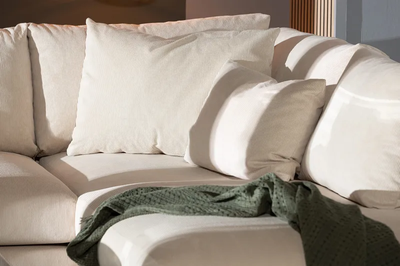 Menard 4-sits Högervänd L-formad Djup Schäslongsoffa i Manchester - Beige - Möbler - Vardagsrum - Soffor - Divansoffa & schäslong