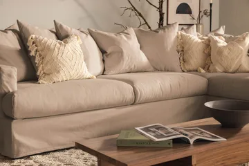 Menard 4-sits Högervänd L-formad Djup Schäslongsoffa i Tyg - Beige - Möbler - Vardagsrum - Soffor - Divansoffa & schäslong