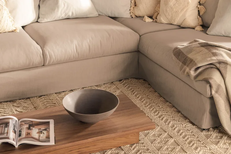 Menard 4-sits Högervänd L-formad Djup Schäslongsoffa i Tyg - Beige - Möbler - Vardagsrum - Soffor - Divansoffa & schäslong