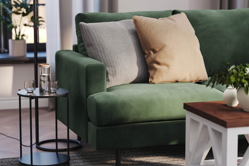 Menard Compact 4-sits Högervänd L-formad Schäslongsoffa i Manchester - Grön - Möbler - Vardagsrum - Soffor - Divansoffa & schäslong