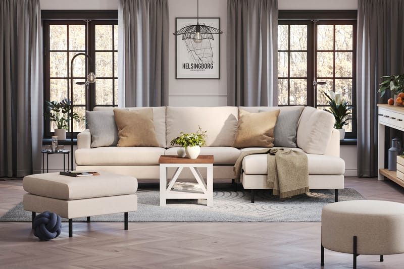 Menard Compact 4-sits Högervänd L-formad Schäslongsoffa i Tyg - Beige - Möbler - Vardagsrum - Soffor - Divansoffa & schäslong