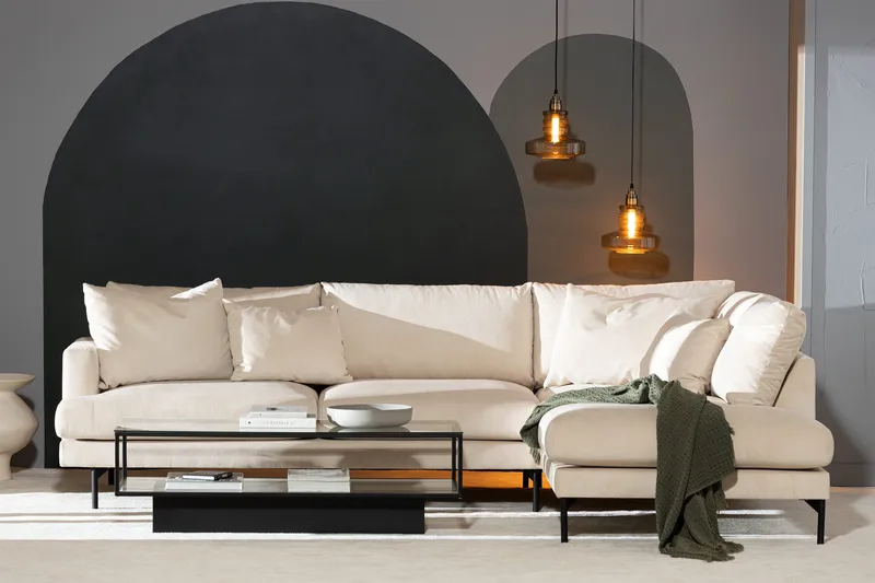 Menard 4-sits Högervänd L-formad Schäslongsoffa + Fotpall i Manchester - Beige - Möbler - Vardagsrum - Soffor - Divansoffa & schäslong