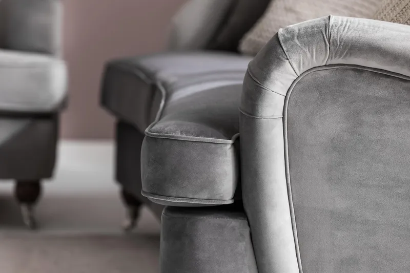 Howard Riviera 3-sits Svängd Sammetssoffa - Ljusgrå - Möbler - Vardagsrum - Soffor - Sammetssoffor