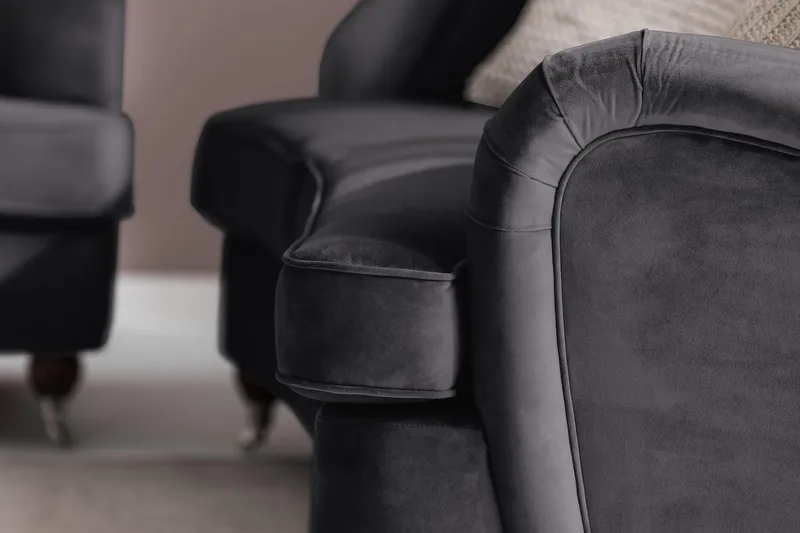 Howard Riviera 3-sits Svängd Sammetssoffa - Mörkgrå - Möbler - Vardagsrum - Soffor - Sammetssoffor