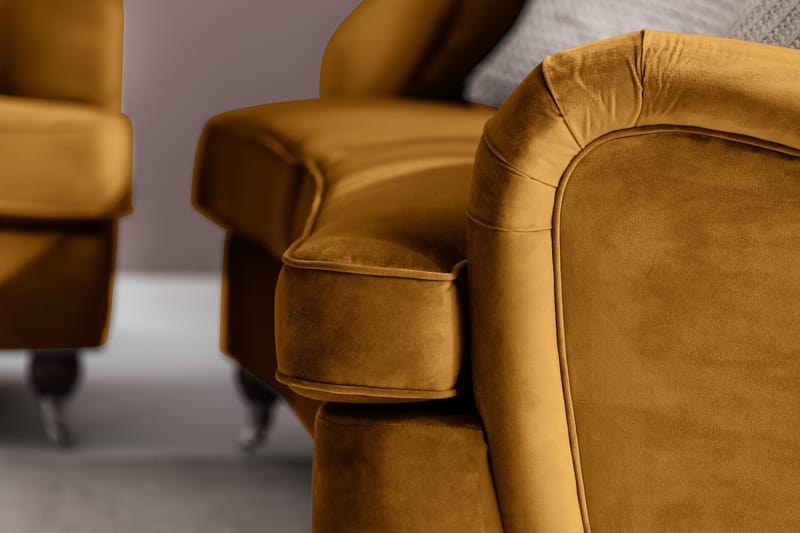 Howard Riviera 3-sits Svängd Sammetssoffa - Mörkgul - Möbler - Vardagsrum - Soffor - Sammetssoffor