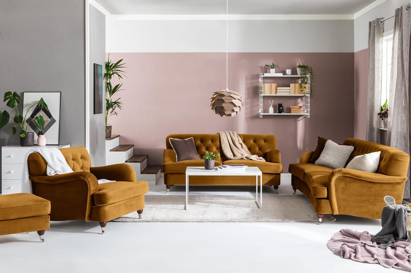 Howard Riviera 3-sits Svängd Sammetssoffa - Mörkgul - Möbler - Vardagsrum - Soffor - Sammetssoffor