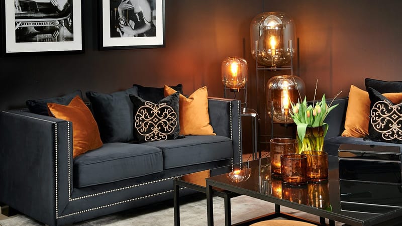 Soffa Henrika 2 Sits Onyx Tyg med 4 Kuddar - onyx svart - Möbler - Vardagsrum - Soffor - 2-sits soffor