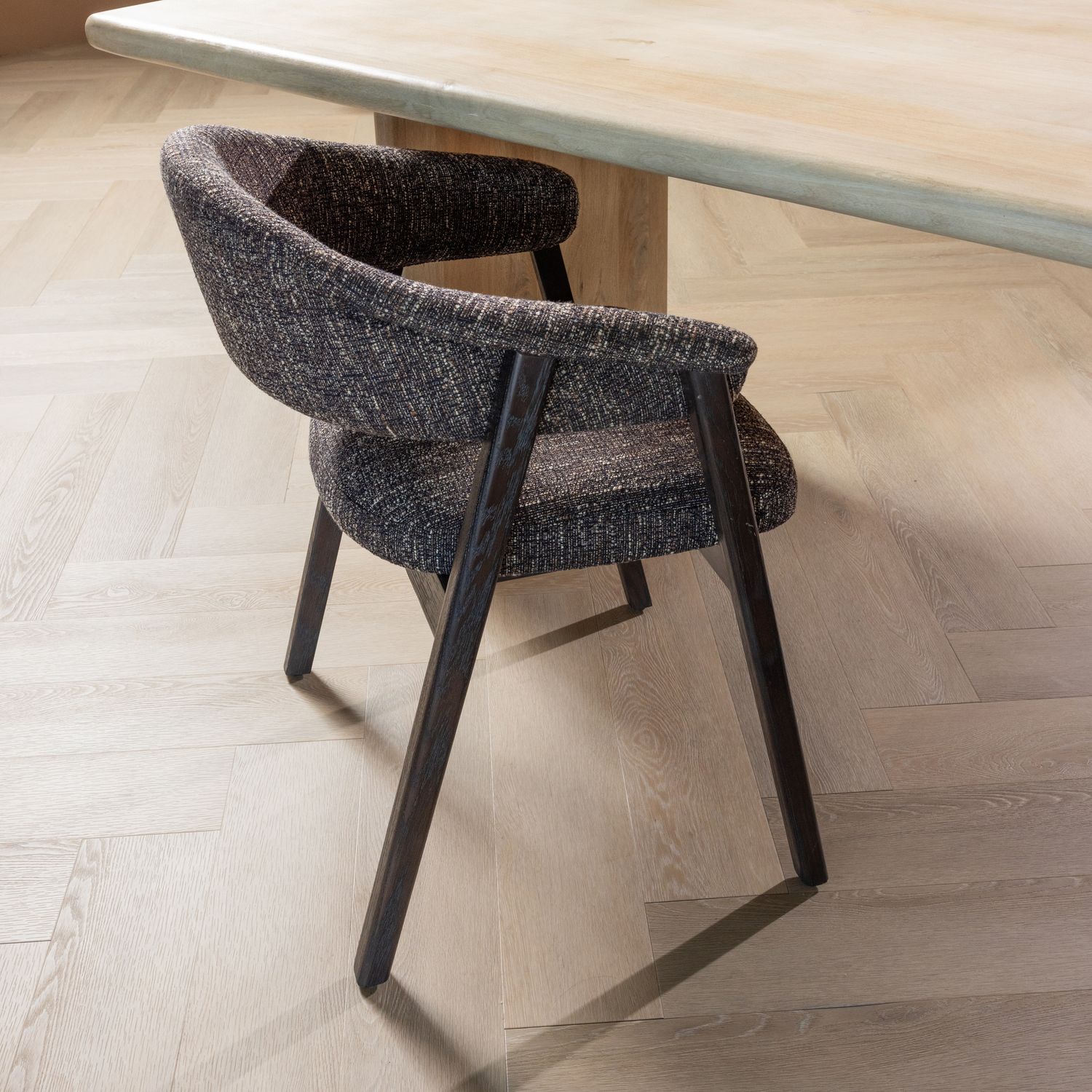 matstol med armstöd tunar - mörkbrun melange