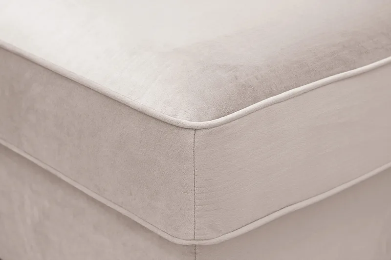 Rossita Fotpall i Sammet - Beige - Möbler - Vardagsrum - Stolar & sittmöbler - Pallar - Fotpall