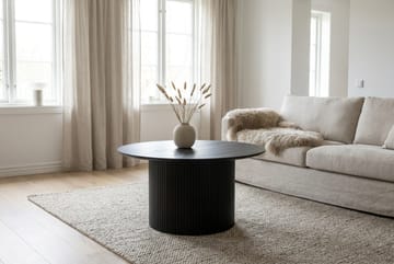 Kopparbo Runt Soffbord 85 cm med Trä- och Svartlaserad Ek-utseende, Ribbad Pelarfot och Tunn Bordsskiva - Svart - Möbler - Vardagsrum - Soffbord & vardagsrumsbord - Soffbord