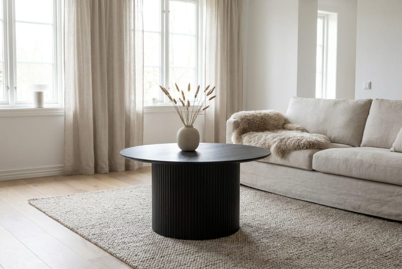 Kopparbo Runt Soffbord 85 cm med Trä- och Svartlaserad Ek-utseende, Ribbad Pelarfot och Tunn Bordsskiva - Svart - Möbler - Vardagsrum - Soffbord & vardagsrumsbord - Soffbord
